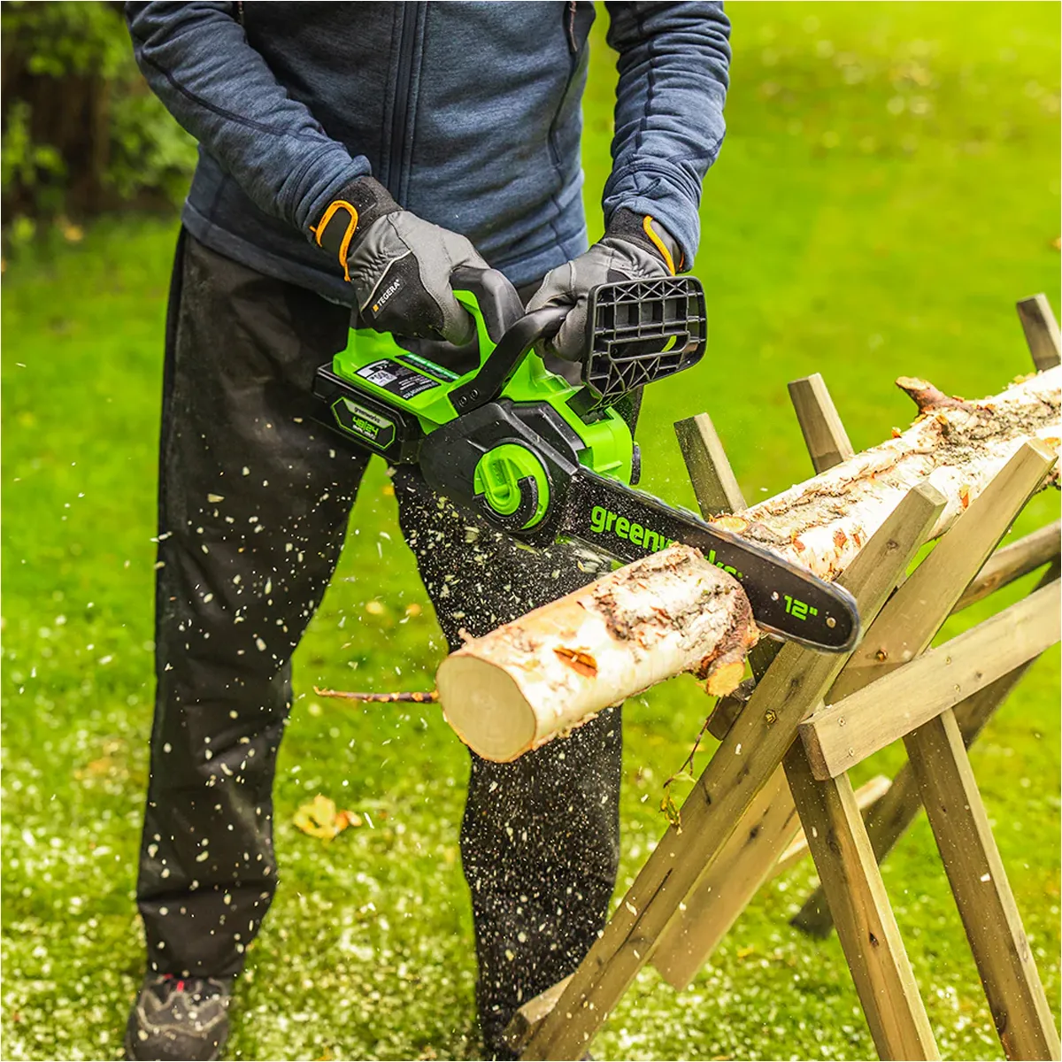 Greenworks 24V keðjusög 30 cm – bolur sagaður á sögunarbúkka