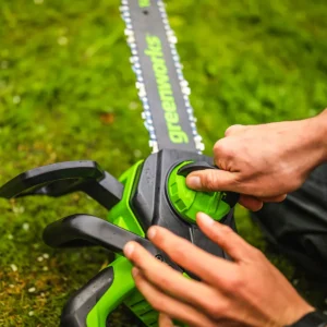 Greenworks 24V keðjusög 30 cm – keðjustrekking stillt með snúningshnappi