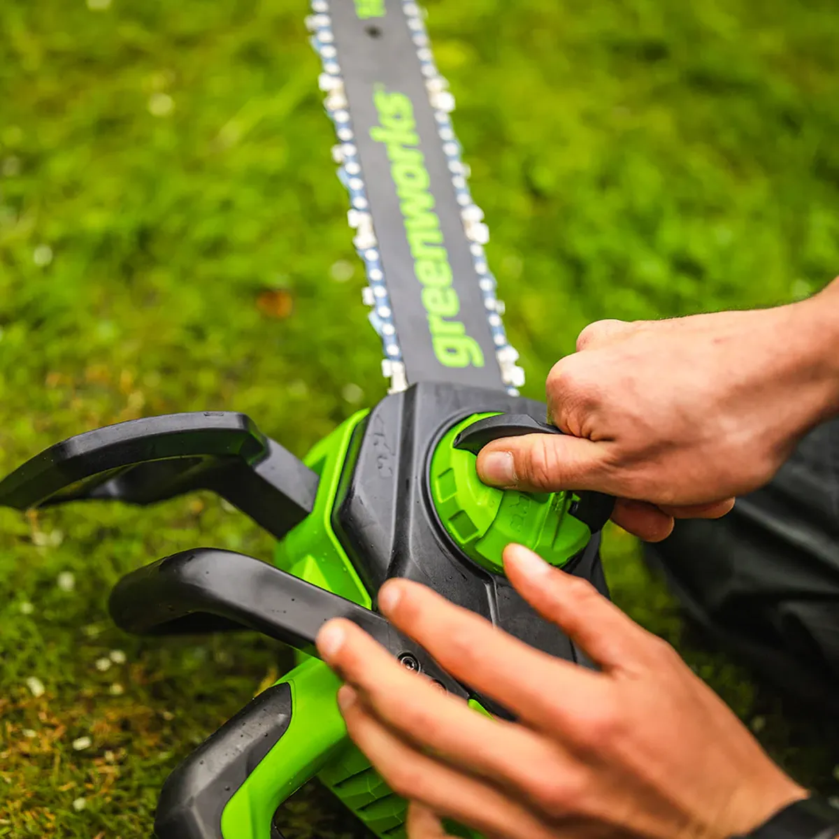 Greenworks 24V keðjusög 30 cm – keðjustrekking stillt með snúningshnappi