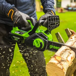 Greenworks 24V keðjusög 30 cm – nærmynd af sögun á búkka