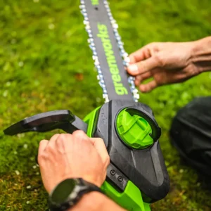 Greenworks 24V keðjusög 30 cm – nærmynd af keðju og stillihnappi