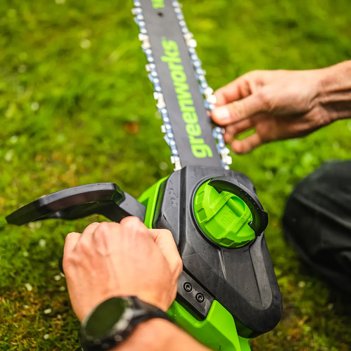 Greenworks 24V keðjusög 30 cm – nærmynd af keðju og stillihnappi
