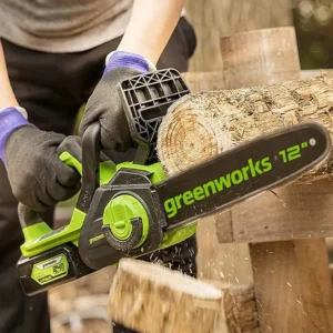Greenworks 24V keðjusög 30 cm – trjábolur sagaður í návígi