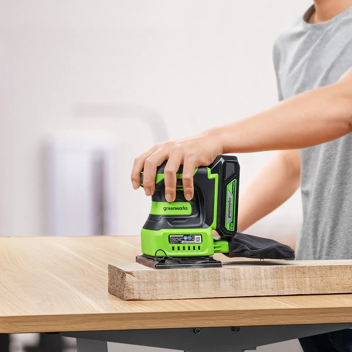 Greenworks 24V juðari – tréplata slípuð á borði