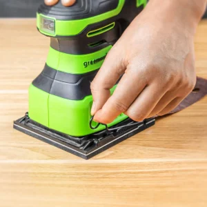 Greenworks 24V juðari – slípipappír festur með klemmu
