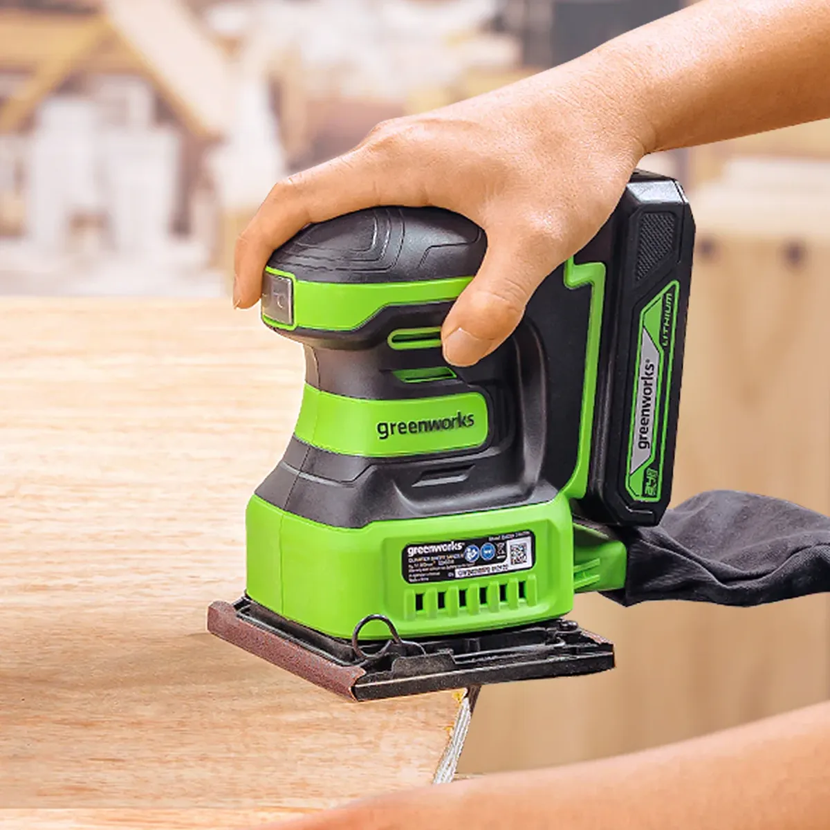 Greenworks 24V juðari – brún tréplötu slípuð