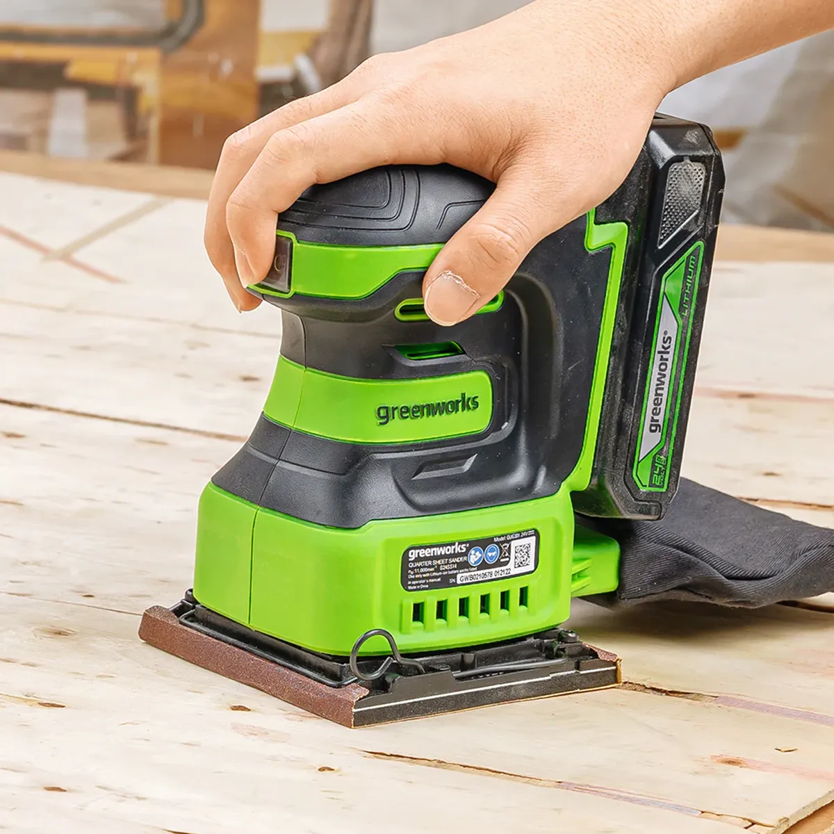 Greenworks 24V juðari – viðarborð slípað