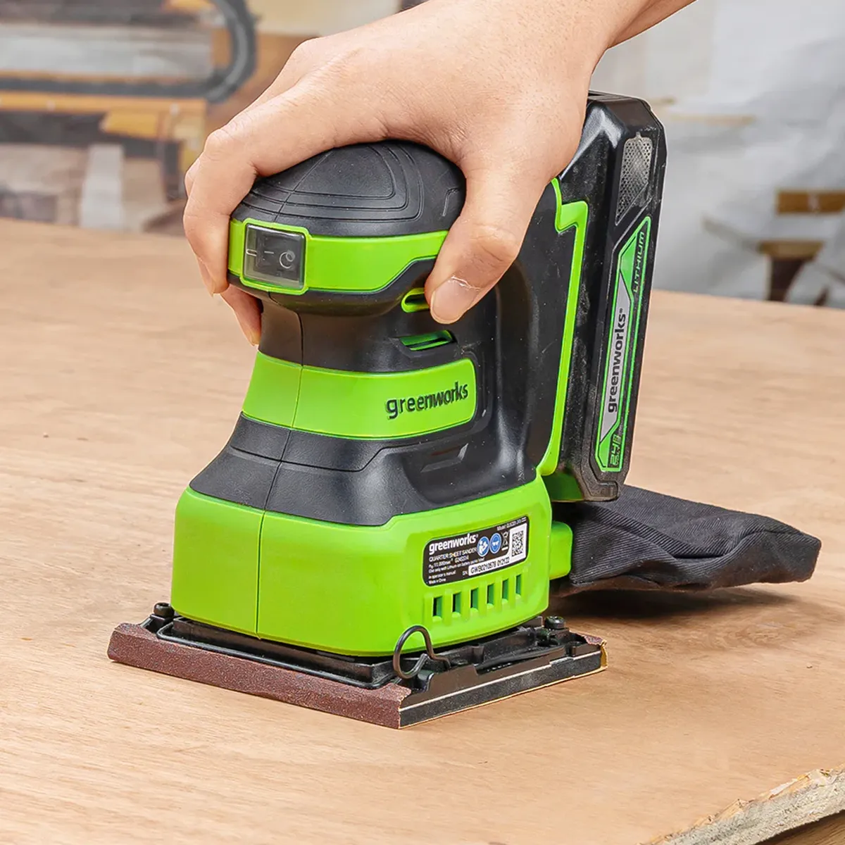 Greenworks 24V juðari – flöt tréplata slípuð