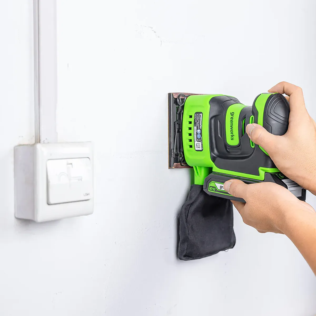 Greenworks 24V juðari – veggur slípaður við rafmagnsdós