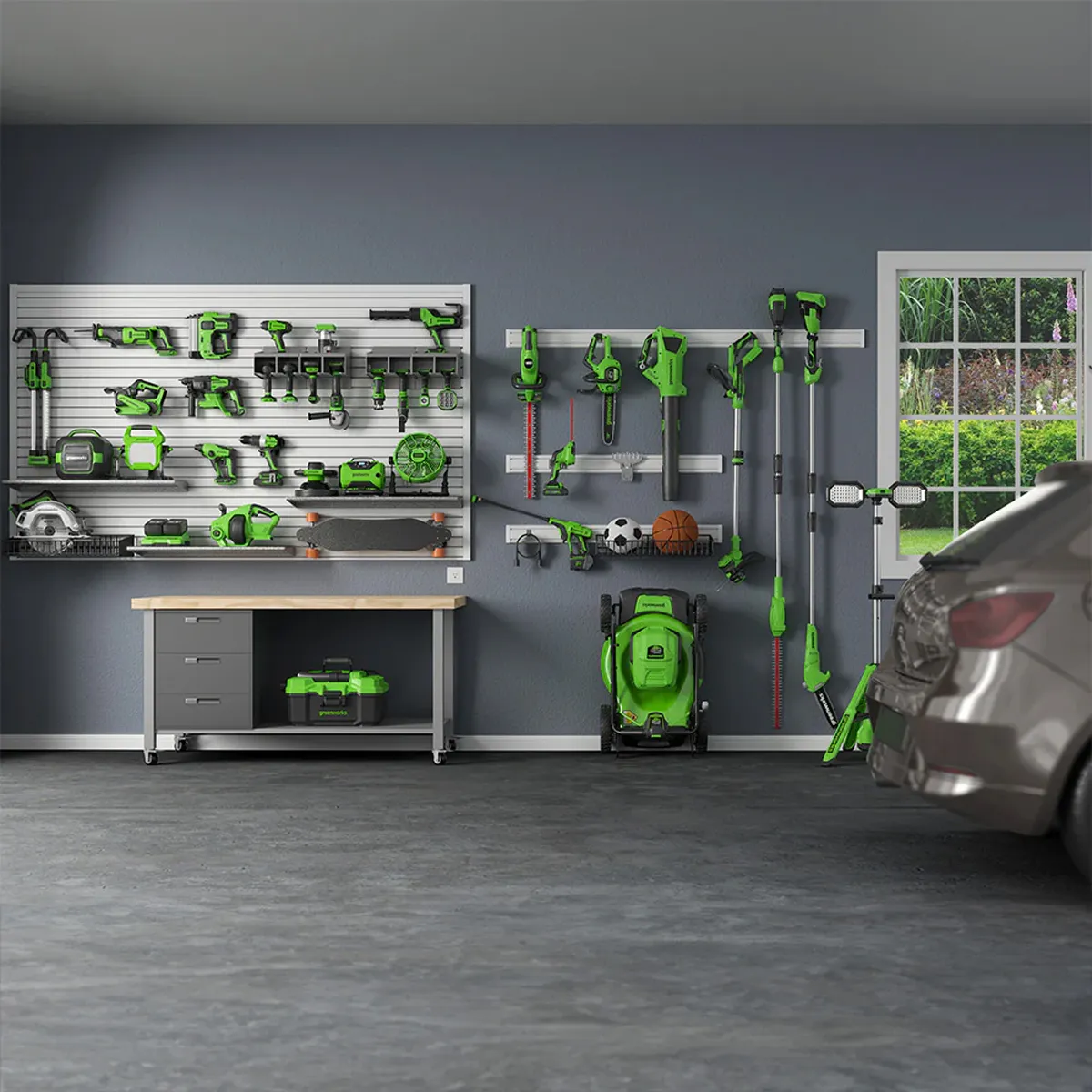 Greenworks verkfæri á vegg og vinnuborði í bílskúr