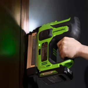 Greenworks 24V naglabyssa – unnið við dimma vinnuaðstöðu með vinnuljósi