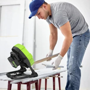Greenworks 24V vifta – vifta á vinnuborði við viðarvinnu