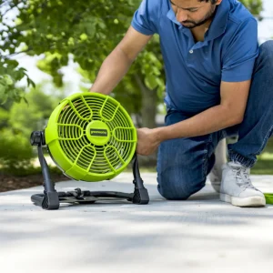 Greenworks 24V vifta – vifta stillt á jörð utandyra
