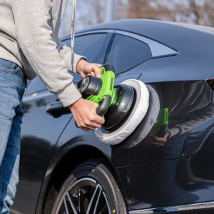 Greenworks 24V bónvél – afturbretti bíls bónað
