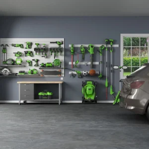 Greenworks verkfæri á vegg og vinnuborði í bílskúr