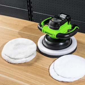 Greenworks 24V bónvél – bónvél með bónhettum á borði