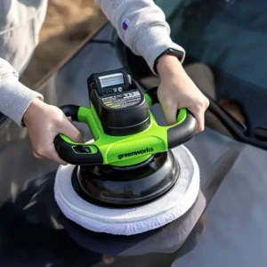 Greenworks 24V bónvél – vélarhlíf bíls bónuð ofan frá