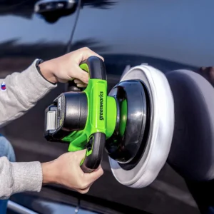 Greenworks 24V bónvél – bílhurð bónuð í návígi