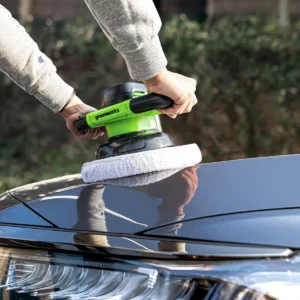 Greenworks 24V bónvél – vélarhlíf bónuð frá hlið