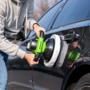 Greenworks 24V bónvél – bílhurð bónuð við handfang