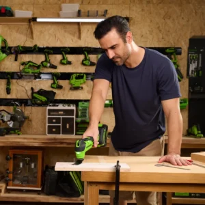 Greenworks 24V fjölnotavél – viður slípaður á vinnuborði