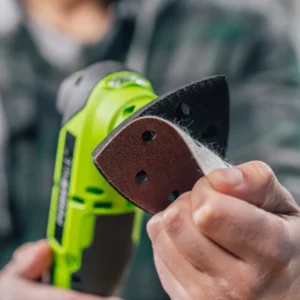 Greenworks 24V fjölnotavél – slípipappír festur á haus