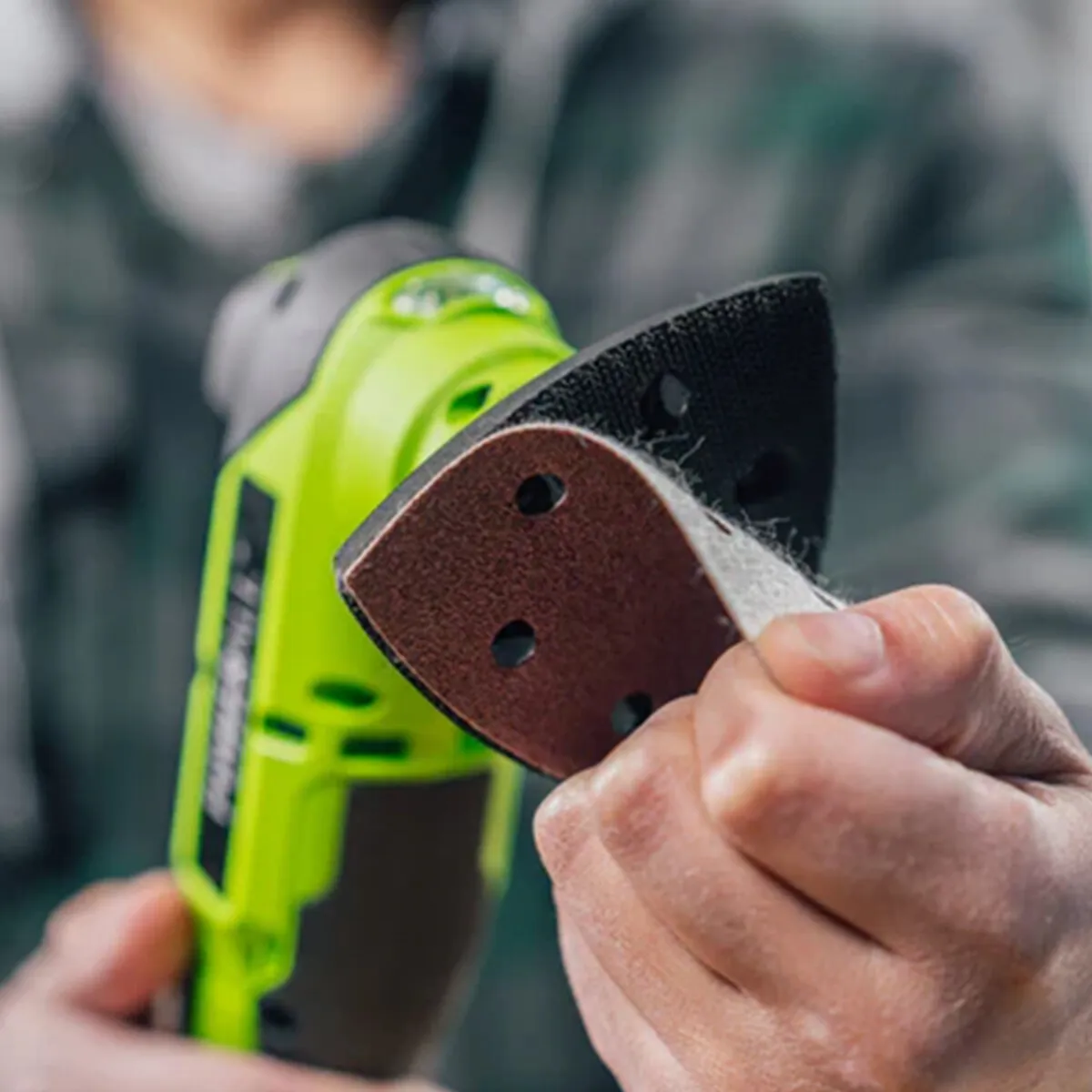 Greenworks 24V fjölnotavél – slípipappír festur á haus