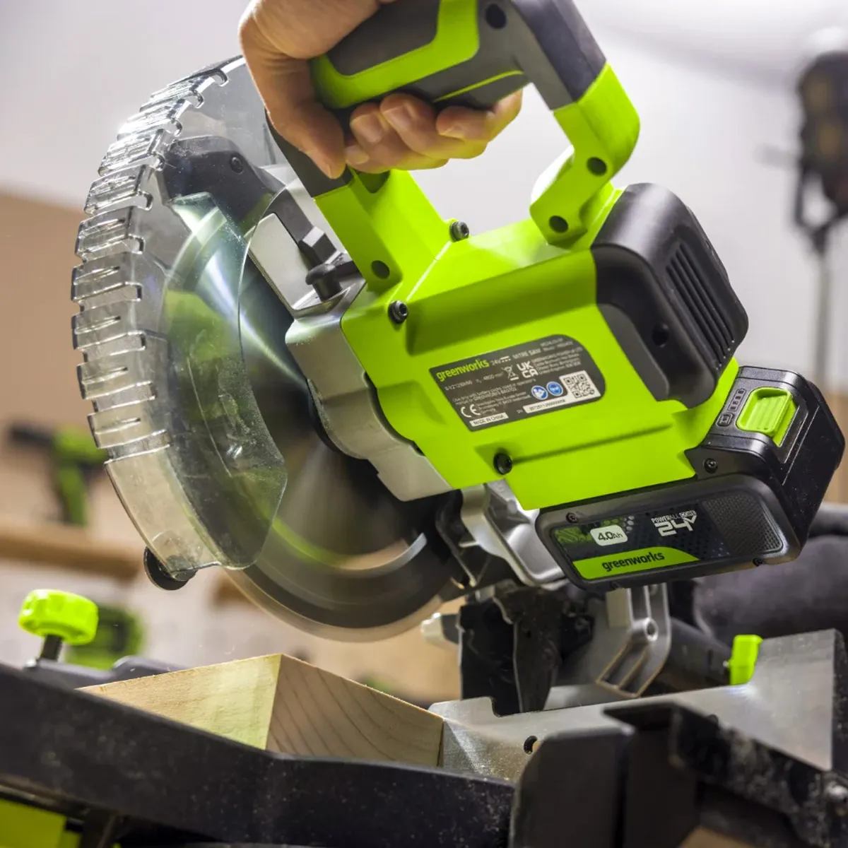 Greenworks 24V geirungssög 216 mm – trélisti sagaður í návígi