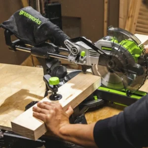 Greenworks 24V geirungssög 216 mm – tréplanki festur fyrir sögun