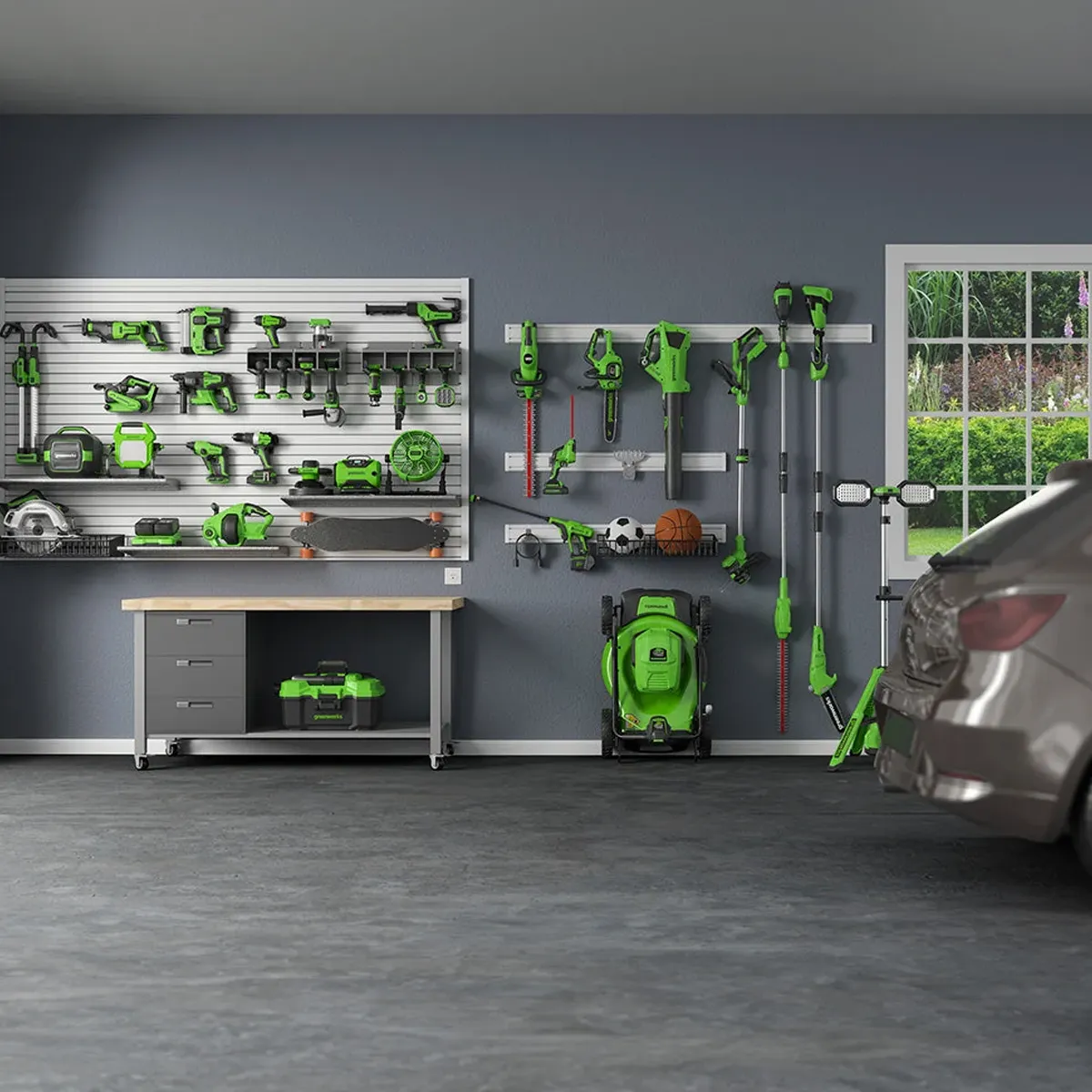 Greenworks verkfæri á vegg í skipulögðum bílskúr