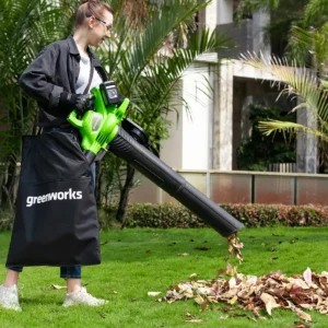 Greenworks 48V laufsuga og blásari – í notkun við laufhreinsun með söfnunarpoka