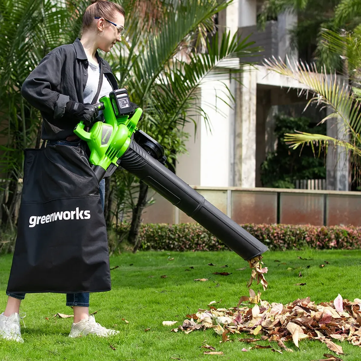 Greenworks 48V laufsuga og blásari – í notkun við laufhreinsun með söfnunarpoka