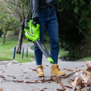 Greenworks 48V laufsuga og blásari – í notkun við hreinsun laufblaða af hellum