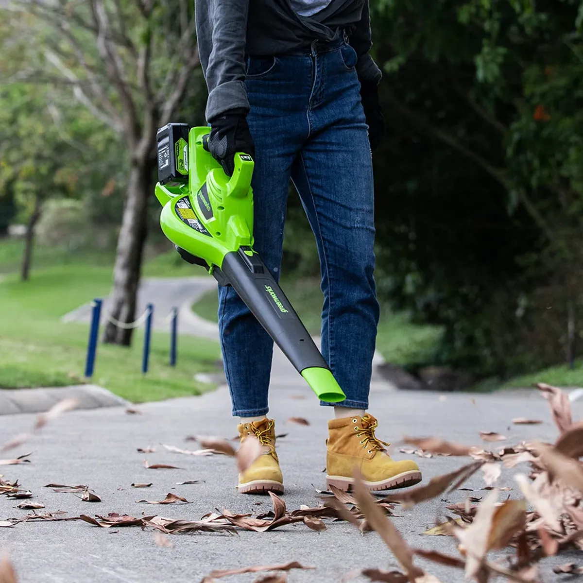 Greenworks 48V laufsuga og blásari – í notkun við hreinsun laufblaða af hellum