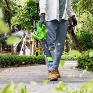 Greenworks 48V laufsuga og blásari – borinn eftir garðstíg