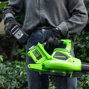Greenworks 48V laufsuga og blásari – nærmynd af rafhlöðuskiptum