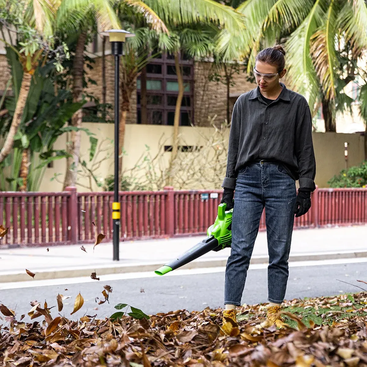 Greenworks 48V laufsuga og blásari – í notkun við laufhrúgu