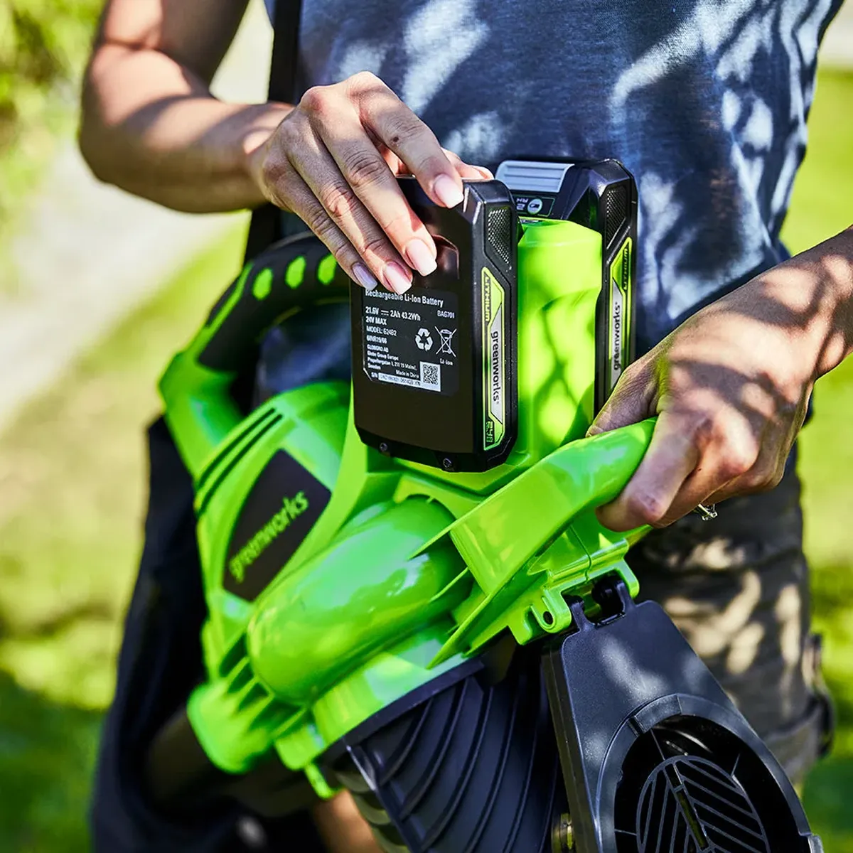 Greenworks 48V laufsuga og blásari – nærmynd af rafhlöðuhólfi