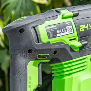 Greenworks 24V SDS höggborvél – nærmynd af handfangi og merkiplötu