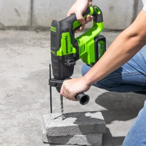 Greenworks 24V SDS höggborvél – í notkun við borun í steypu