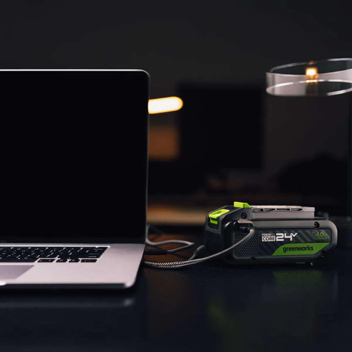 Greenworks 24V rafhlaða 6 Ah – tengd við fartölvu með USB-C snúru