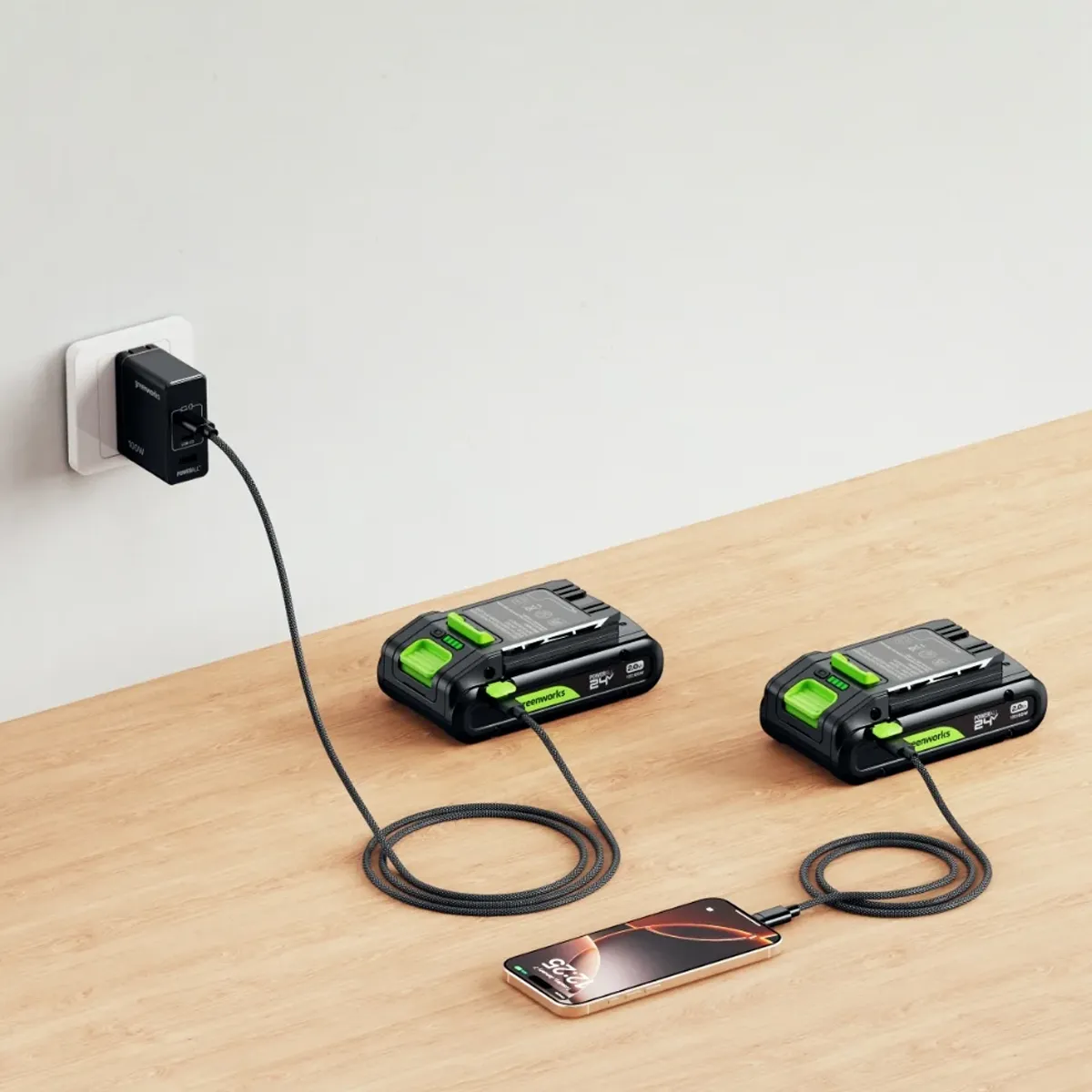 Greenworks USB-C rafhlöður tengdar hleðslutæki og síma
