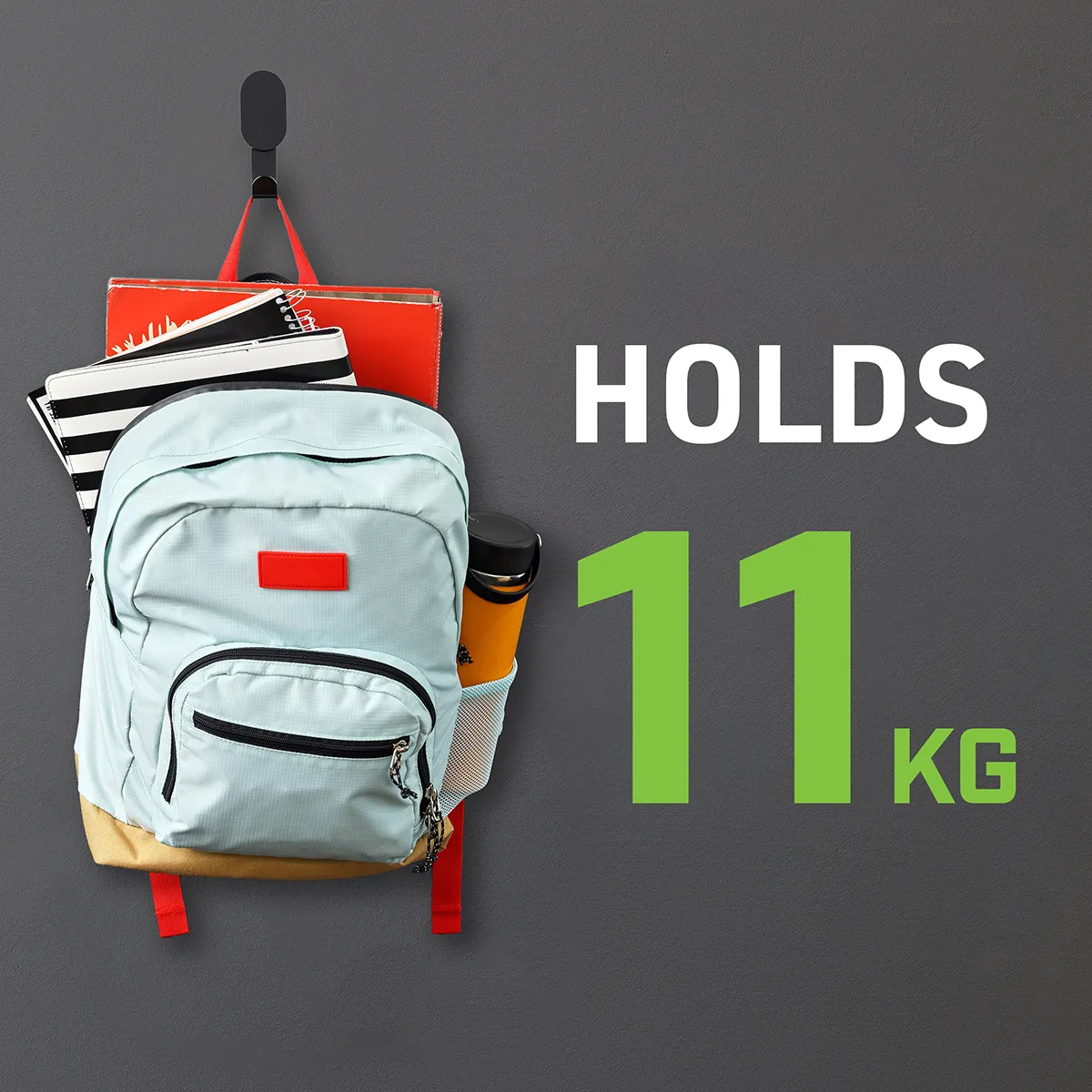 Bakpoki hangir á svörtum 3M CLAW snaga með merkingu um 11 kg burðarþol.