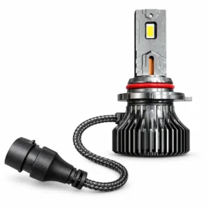 Flösser HB3/HB4 LED-pera með gulum LED-flögum, svörtum kælirifjum, rauðum þéttihring og tengisnúru.